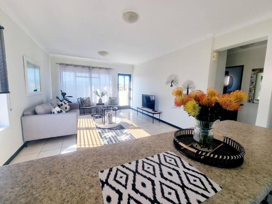 Bright And Sunny 2 Bedroom Flat *